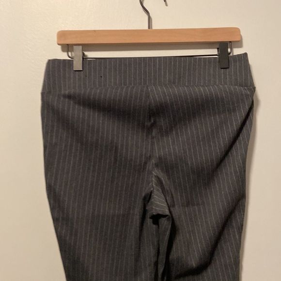 Torrid Gray with White Pinstripes Elastic Waist Capri Casual Pants Size 00 - Picture 4 of 7